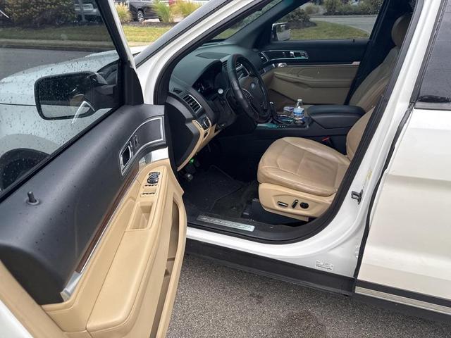 Photo of 2016 White Platinum Clearcoat Metallic Ford Explorer
