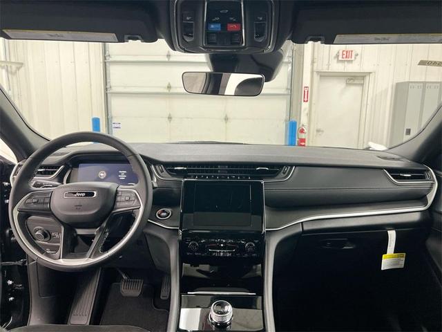 Photo of 2025 Diamond Black Jeep Grand Cherokee L