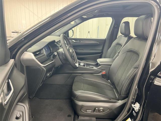 Photo of 2025 Diamond Black Jeep Grand Cherokee L