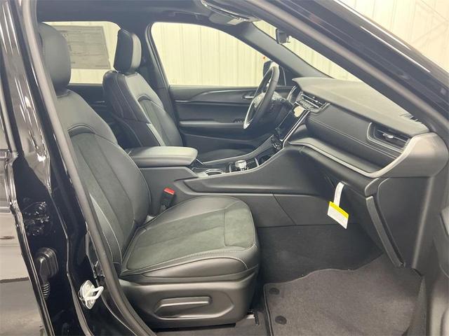 Photo of 2025 Diamond Black Jeep Grand Cherokee L
