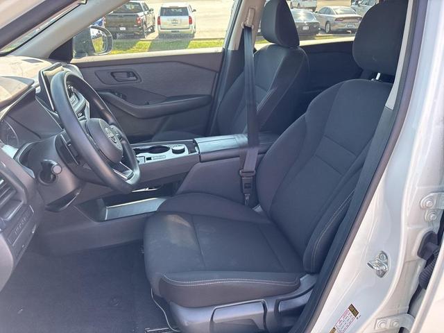 Photo of 2023 Glacier White Nissan Rogue