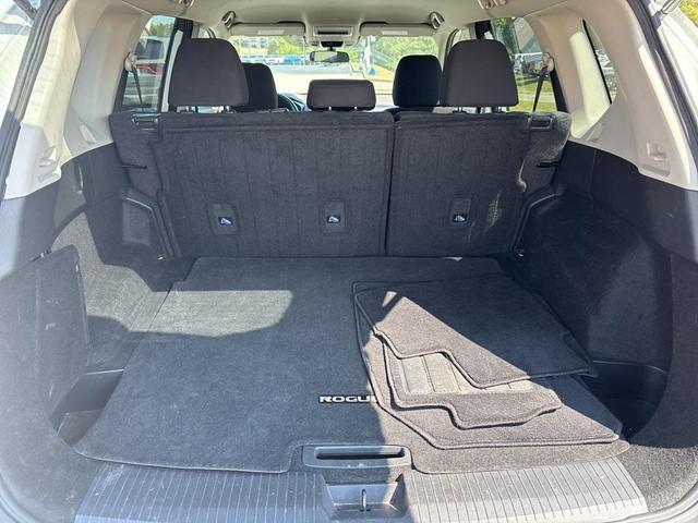 Photo of 2023 Glacier White Nissan Rogue