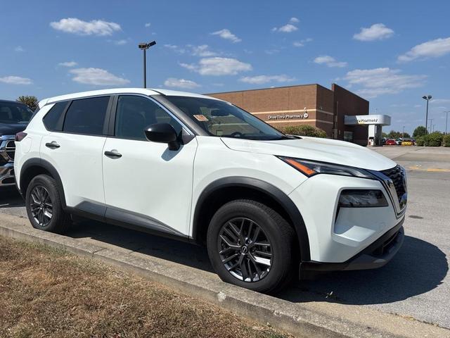 Photo of 2023 Glacier White Nissan Rogue