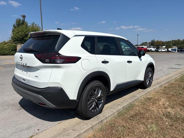 Photo of 2023 Glacier White Nissan Rogue