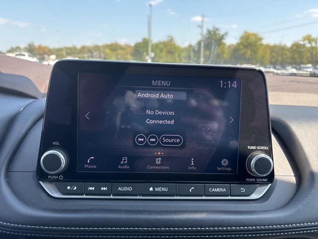 Photo of 2023 Glacier White Nissan Rogue