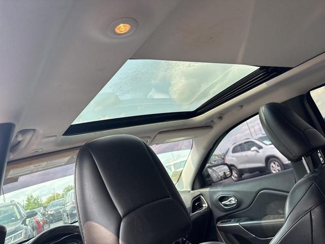 Photo of 2019 Granite Crystal Clearcoat Metallic Jeep Cherokee