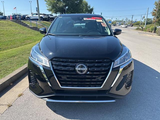 Photo of 2023 Super Black Nissan Kicks
