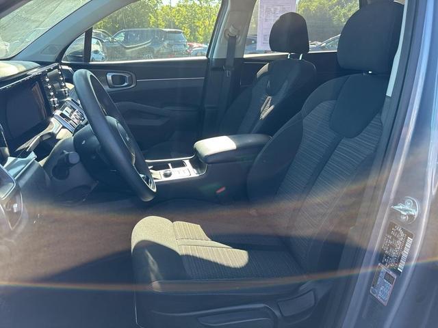 Photo of 2023 Everlasting Silver Kia Sorento