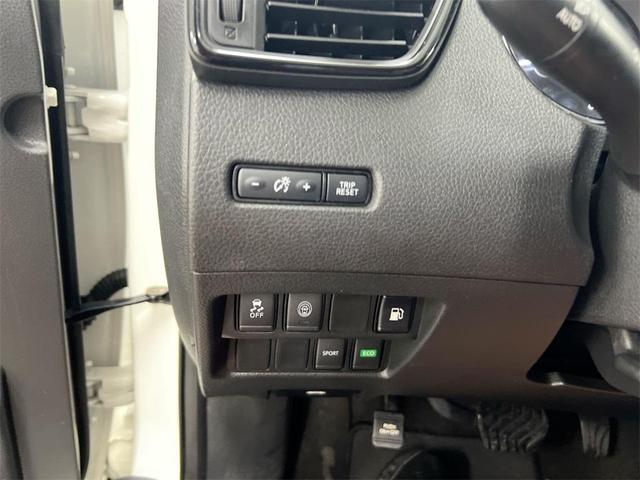 Photo of 2019 Glacier White Nissan Rogue