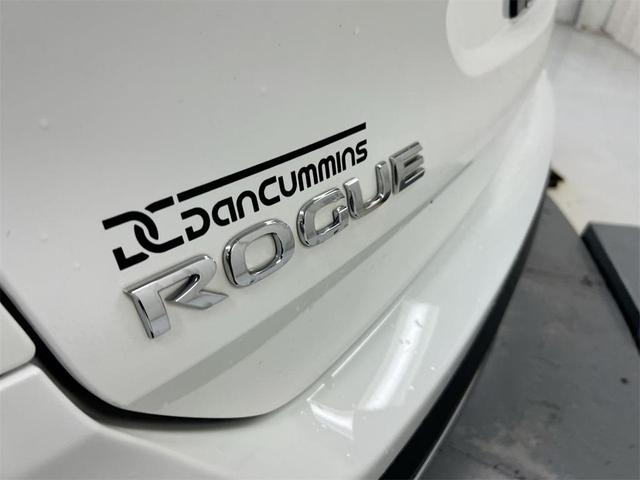 Photo of 2019 Glacier White Nissan Rogue
