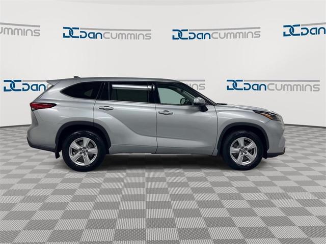 Photo of 2022 Silver Toyota Highlander