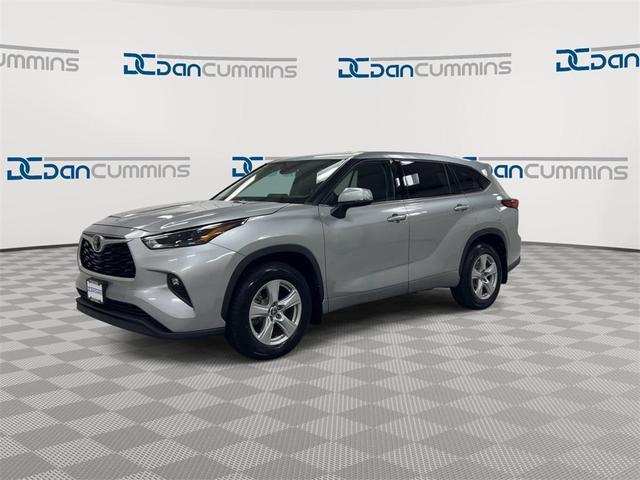 Photo of 2022 Silver Toyota Highlander