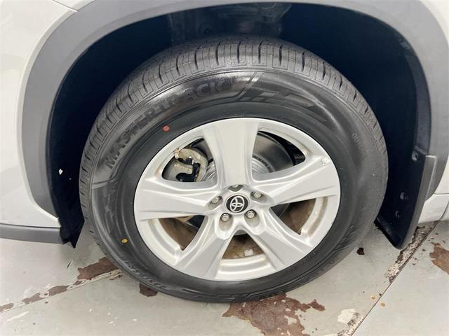 Photo of 2022 Silver Toyota Highlander