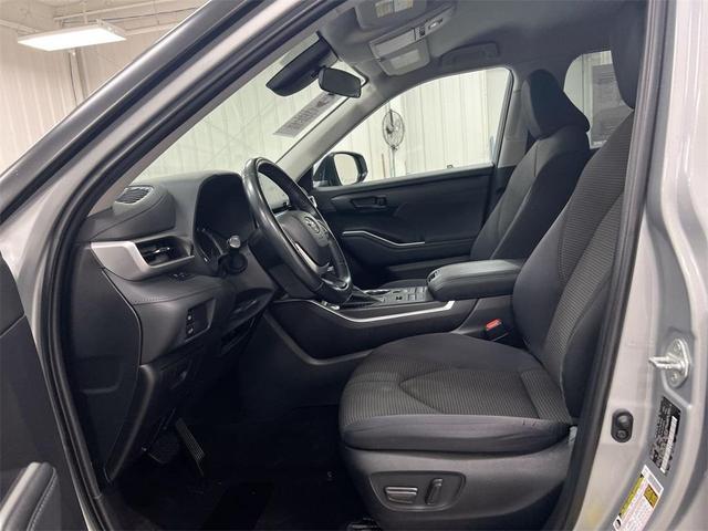 Photo of 2022 Silver Toyota Highlander