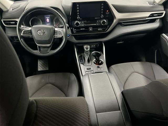 Photo of 2022 Silver Toyota Highlander