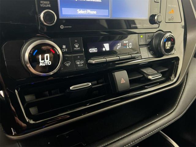 Photo of 2022 Silver Toyota Highlander