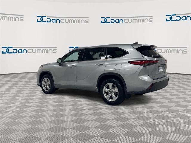 Photo of 2022 Silver Toyota Highlander