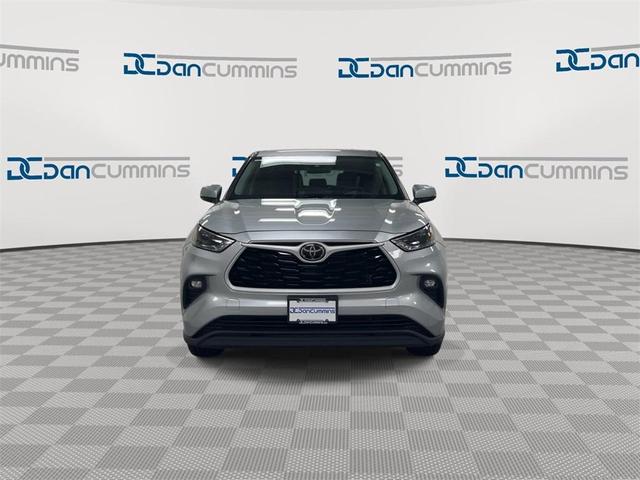 Photo of 2022 Silver Toyota Highlander
