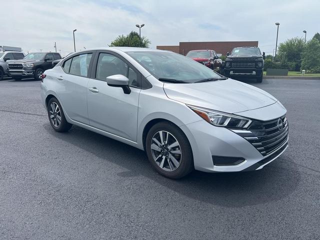 Photo of 2023 Brilliant Silver Metallic Nissan Versa