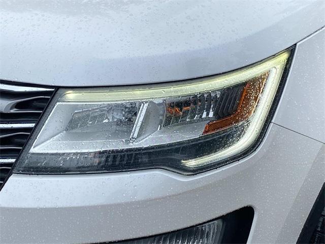 Photo of 2017 White Platinum Clearcoat Metallic Ford Explorer