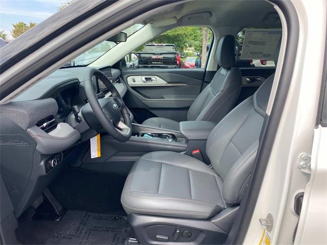 Photo of 2025 White Metallic Ford Explorer