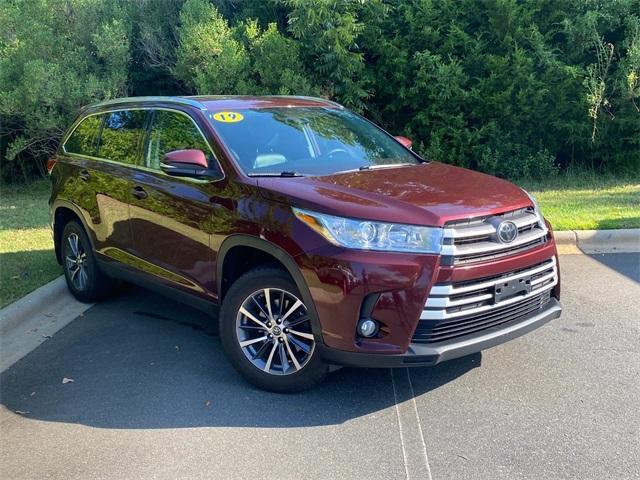 Photo of 2019 Ooh La La Rouge Mica Toyota Highlander