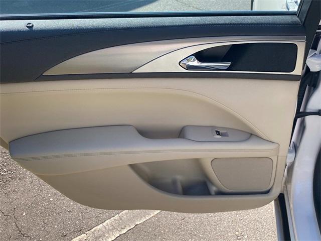 Photo of 2020 White Platinum Tri-Coat Metallic Lincoln MKZ