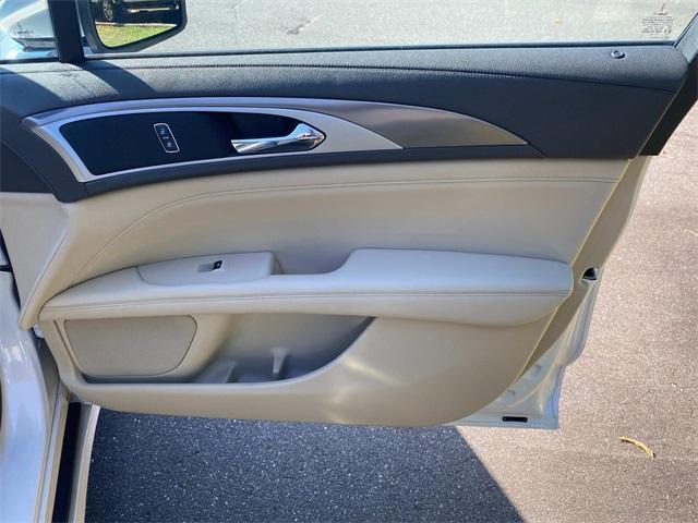 Photo of 2020 White Platinum Tri-Coat Metallic Lincoln MKZ