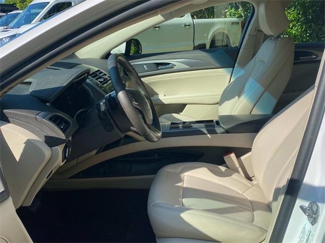 Photo of 2020 White Platinum Tri-Coat Metallic Lincoln MKZ