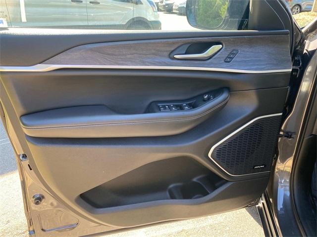 Photo of 2022 Metallic Jeep Grand Cherokee L