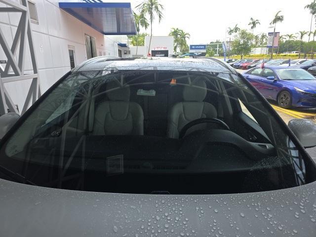 Photo of 2021 Crystal White Metallic Volvo XC60