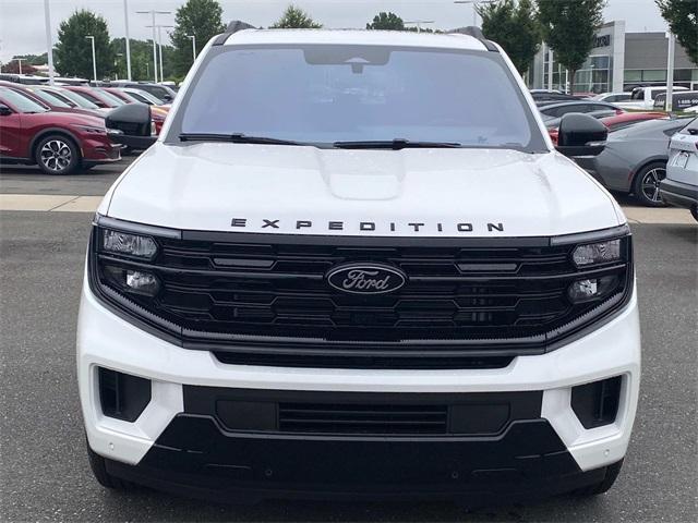 Photo of 2025 White Metallic Ford Expedition