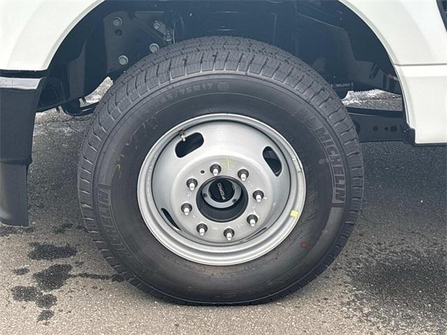 Photo of 2025 Oxford White Ford F-350