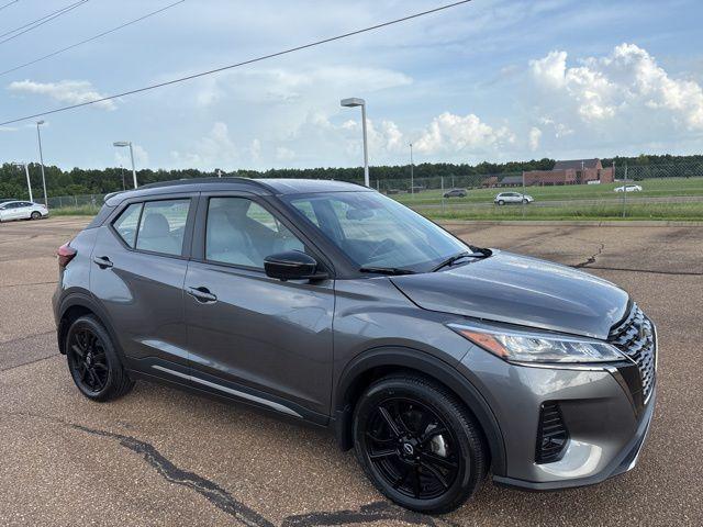 Photo of 2024 Gun Metallic Nissan Kicks
