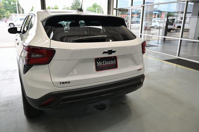Photo of 2025 Summit White Chevrolet Trax