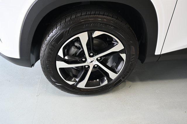Photo of 2025 Summit White Chevrolet Trax