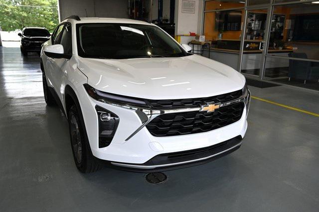 Photo of 2025 Summit White Chevrolet Trax
