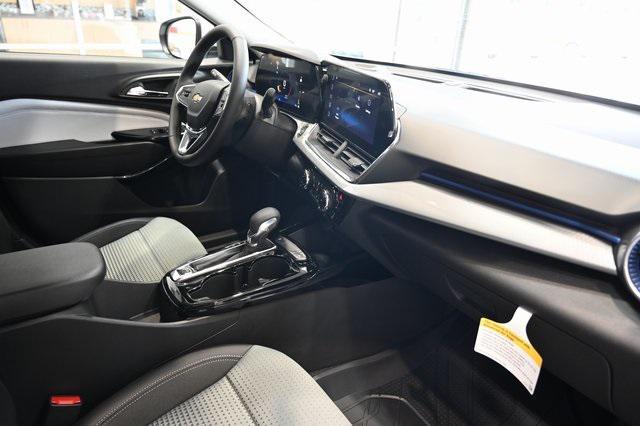 Photo of 2025 Summit White Chevrolet Trax