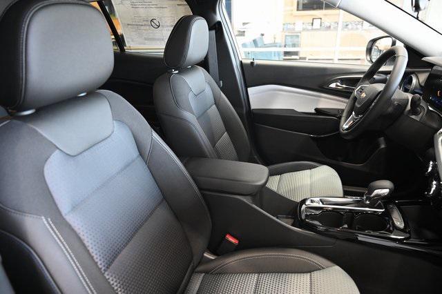 Photo of 2025 Summit White Chevrolet Trax