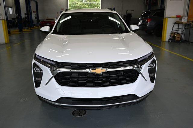 Photo of 2025 Summit White Chevrolet Trax