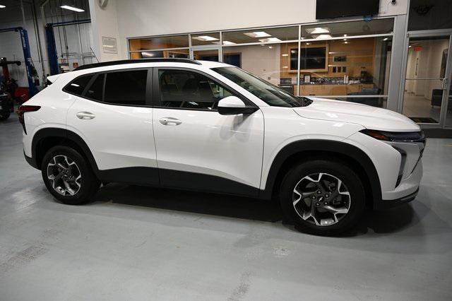 Photo of 2025 Summit White Chevrolet Trax