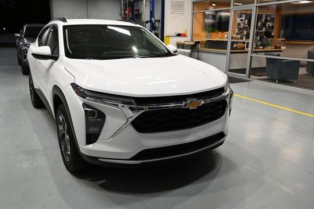 Photo of 2025 Summit White Chevrolet Trax