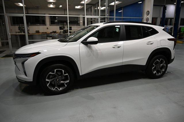 Photo of 2025 Summit White Chevrolet Trax