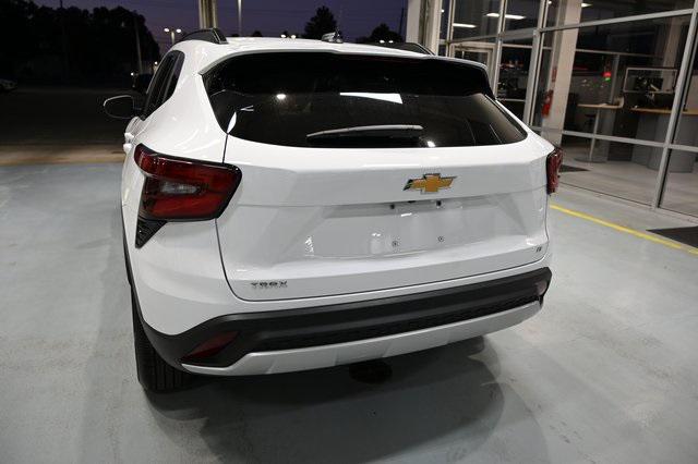 Photo of 2025 Summit White Chevrolet Trax