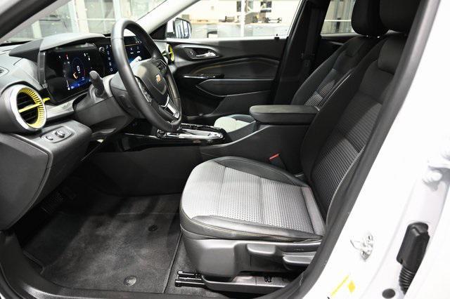 Photo of 2025 Summit White Chevrolet Trax