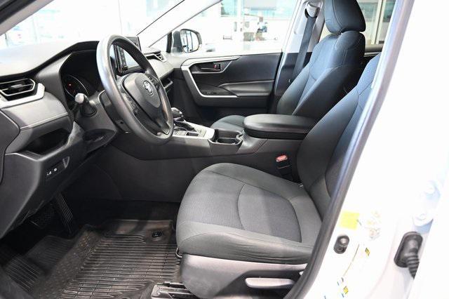 Photo of 2019 Super White Toyota RAV4