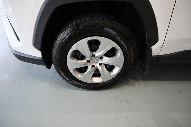 Photo of 2019 Super White Toyota RAV4
