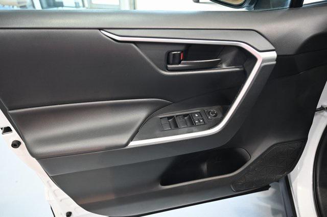 Photo of 2019 Super White Toyota RAV4