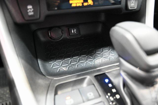 Photo of 2019 Super White Toyota RAV4