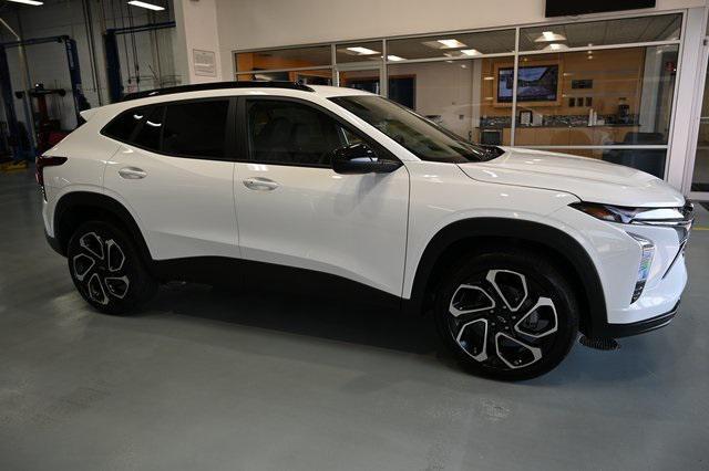 Photo of 2025 Summit White Chevrolet Trax